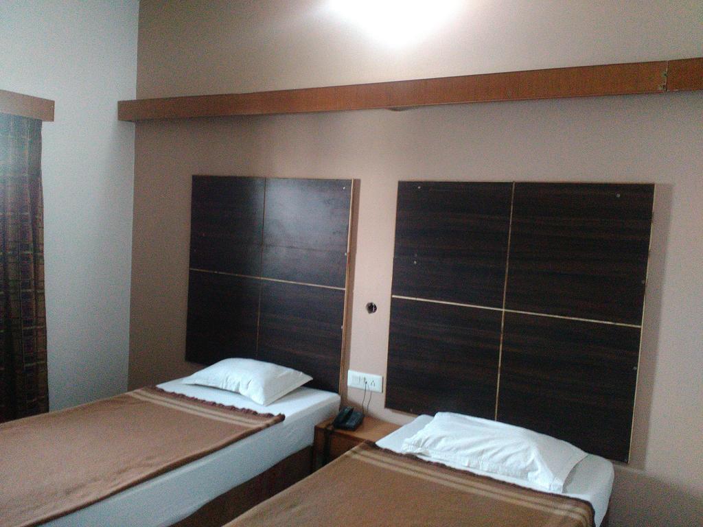 Hotel Ajaya Varanasi Habitación foto