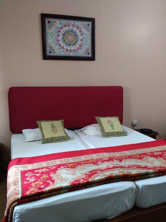 Hotel Ajaya Varanasi Habitación foto