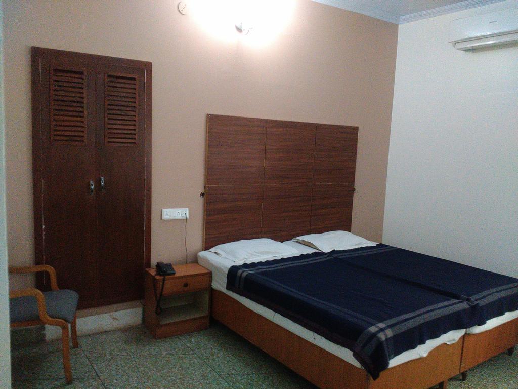 Hotel Ajaya Varanasi Habitación foto