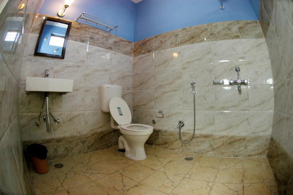 Hotel Ajaya Varanasi Habitación foto